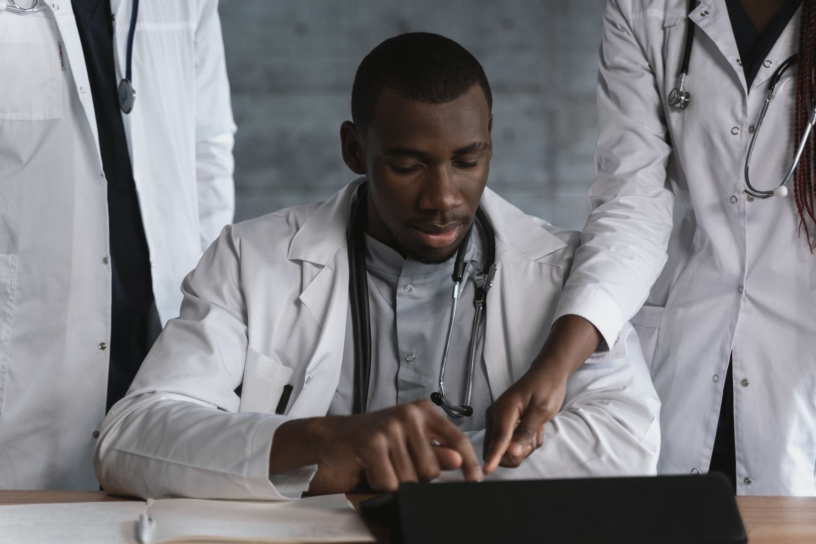 Profesionales de salud conversando en un entorno clínico